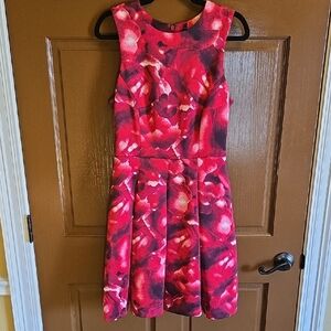 Eva Longoria-Red abstract sleeveless print dress with box pleats Sz M.